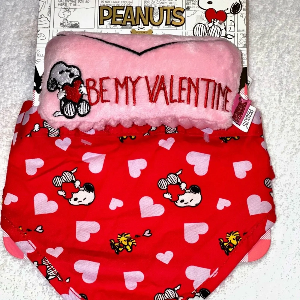 NWT Peanuts Valentine's Dog Bandana and Toy. Size S/M
